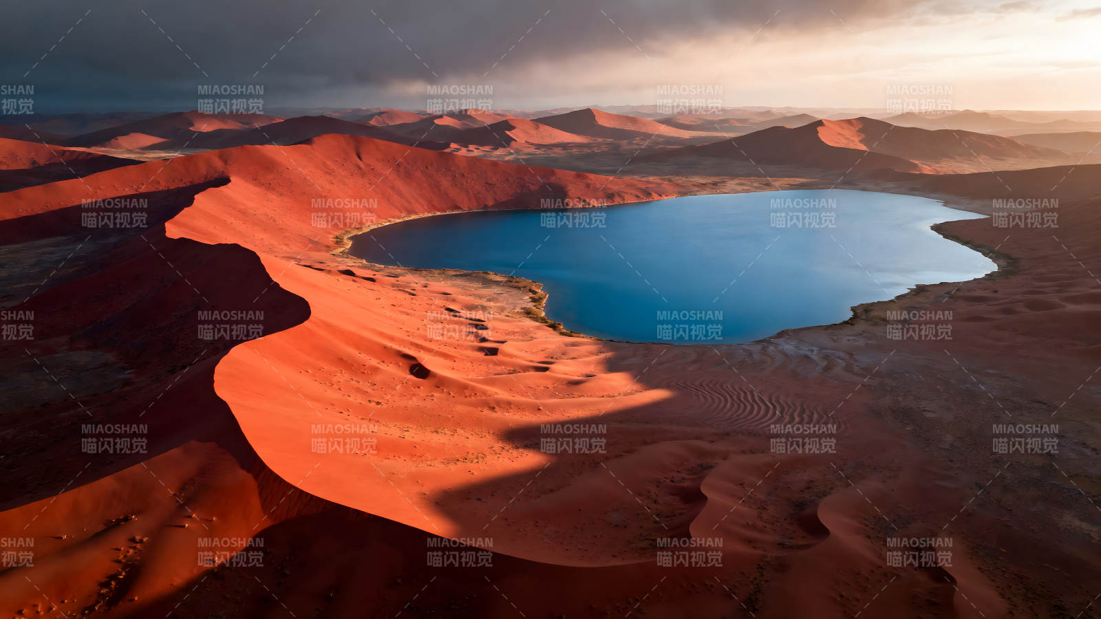 沙漠中的蓝湖美景图片