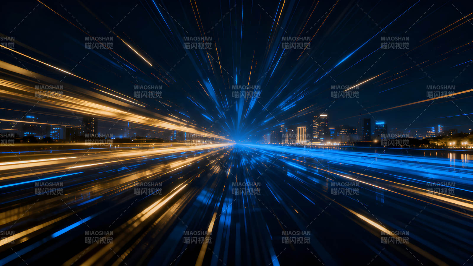 夜幕下光轨与城市天际线交织图片