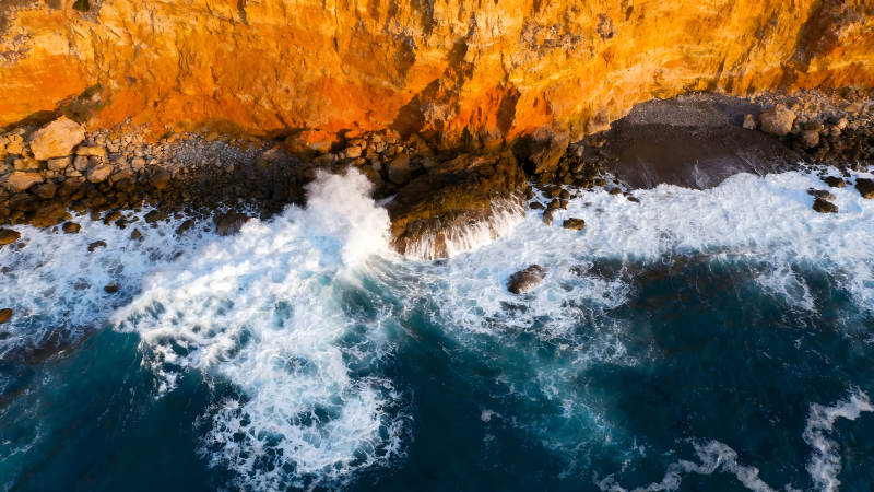 海岸线岩石波浪碰撞图片