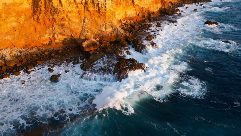 海岸岩石与波浪的壮丽景象图片