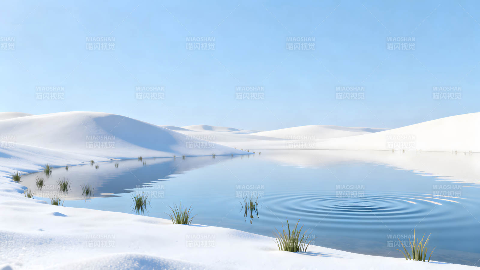 雪山湖泊平静如画波纹荡漾图片