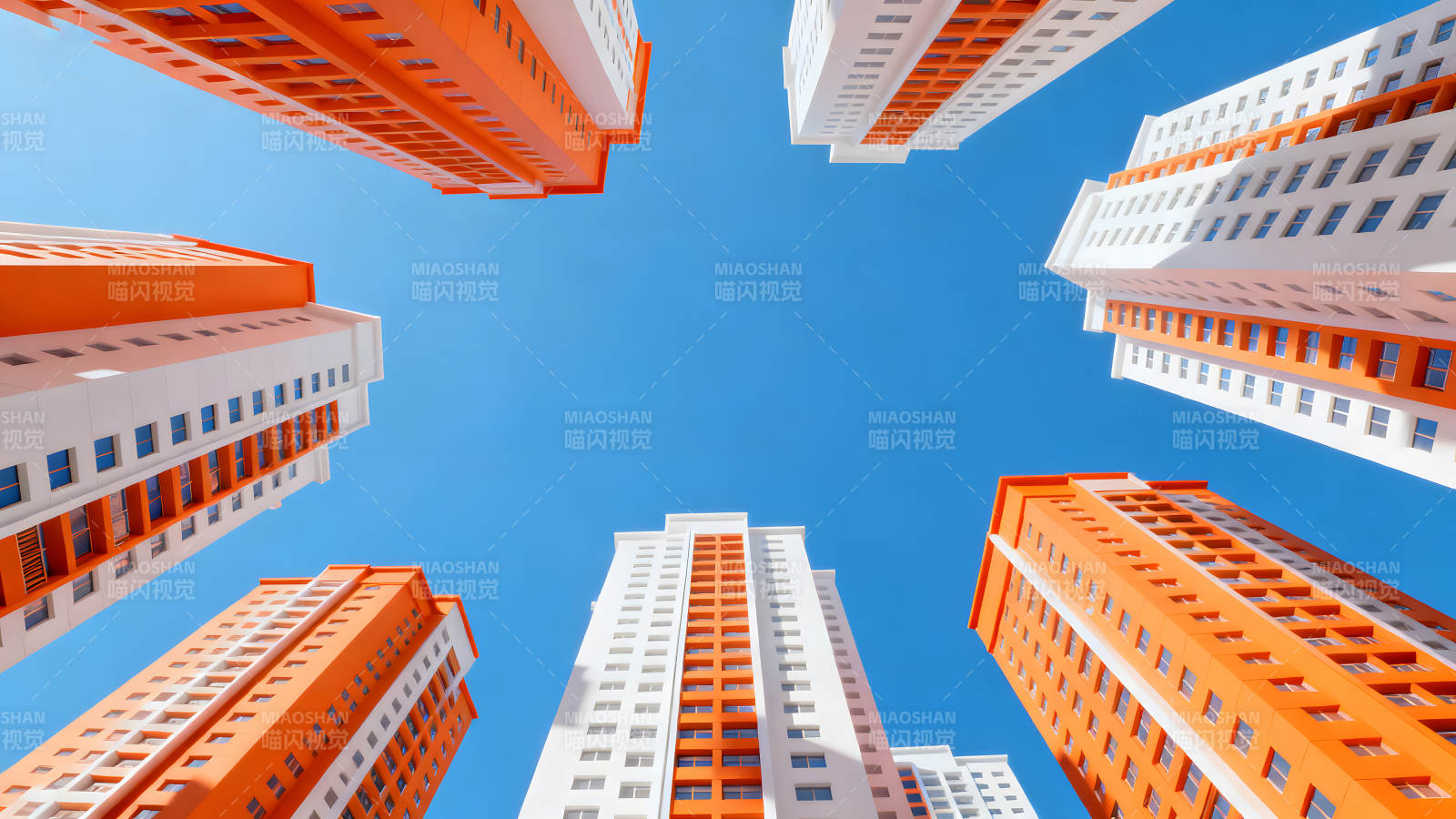 仰视建筑群橙白相间高楼与蓝天图片