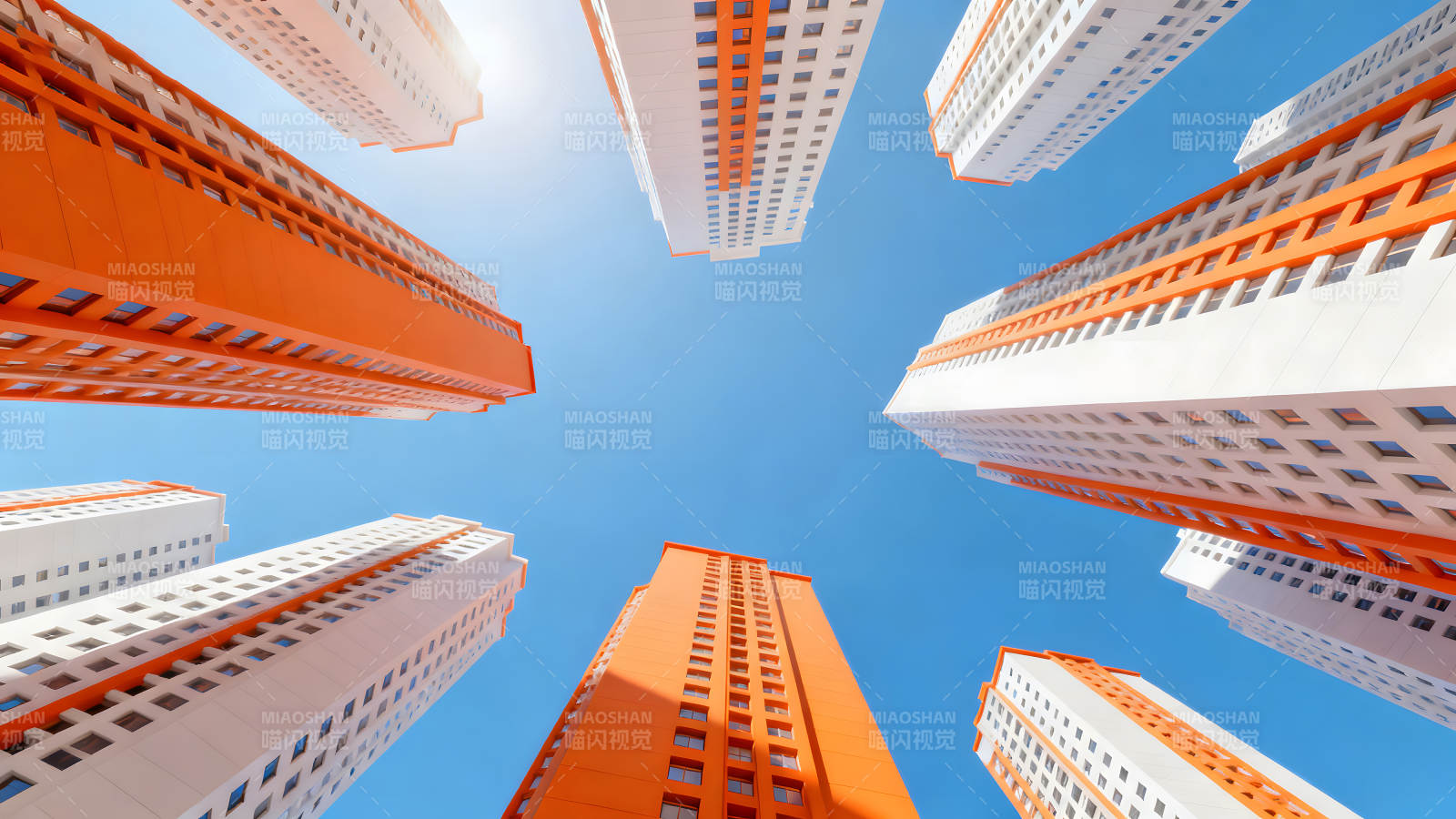 仰视视角下的橙色白色高楼林立图片