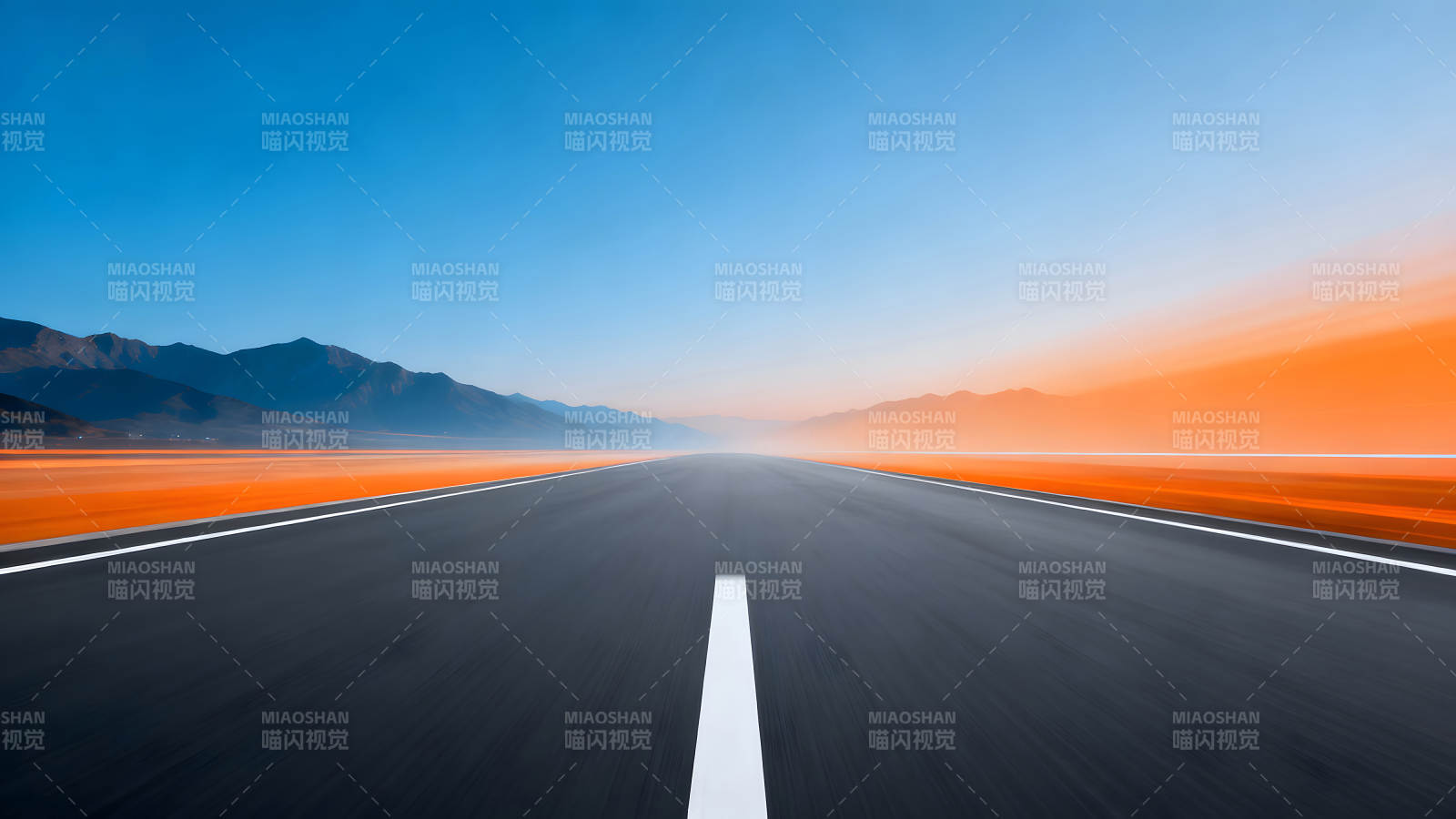 空旷公路通向远方山脉天空图片