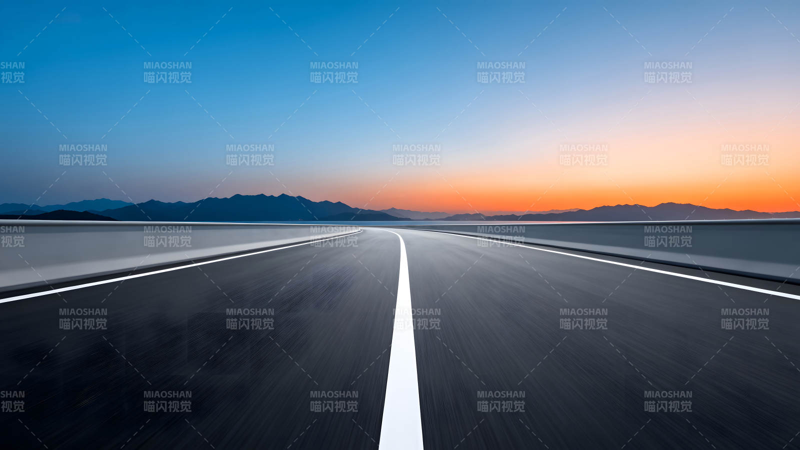 公路尽头景色壮丽蓝天夕阳山脉延伸图片