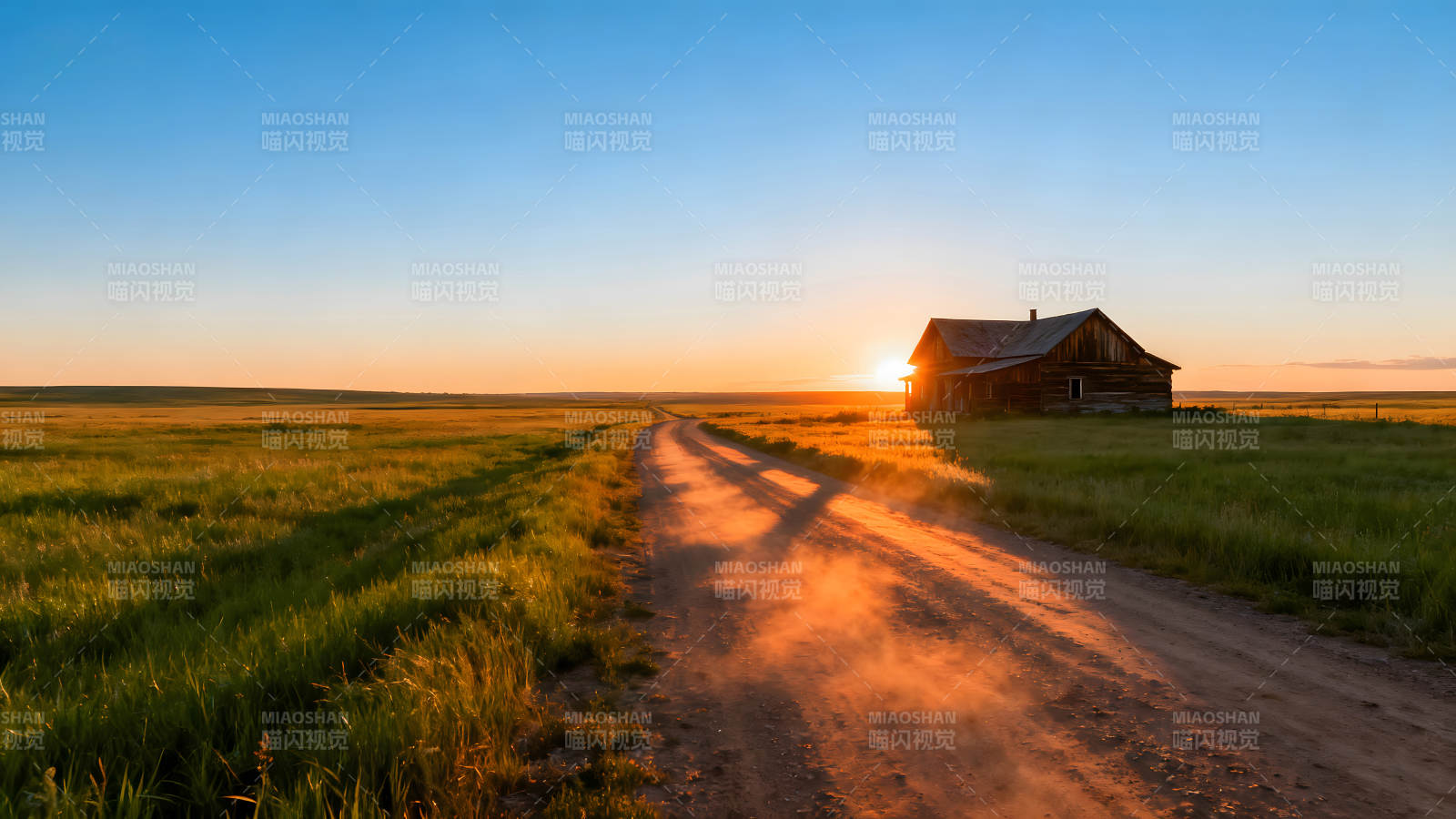 夕阳下的乡间小路和老屋图片