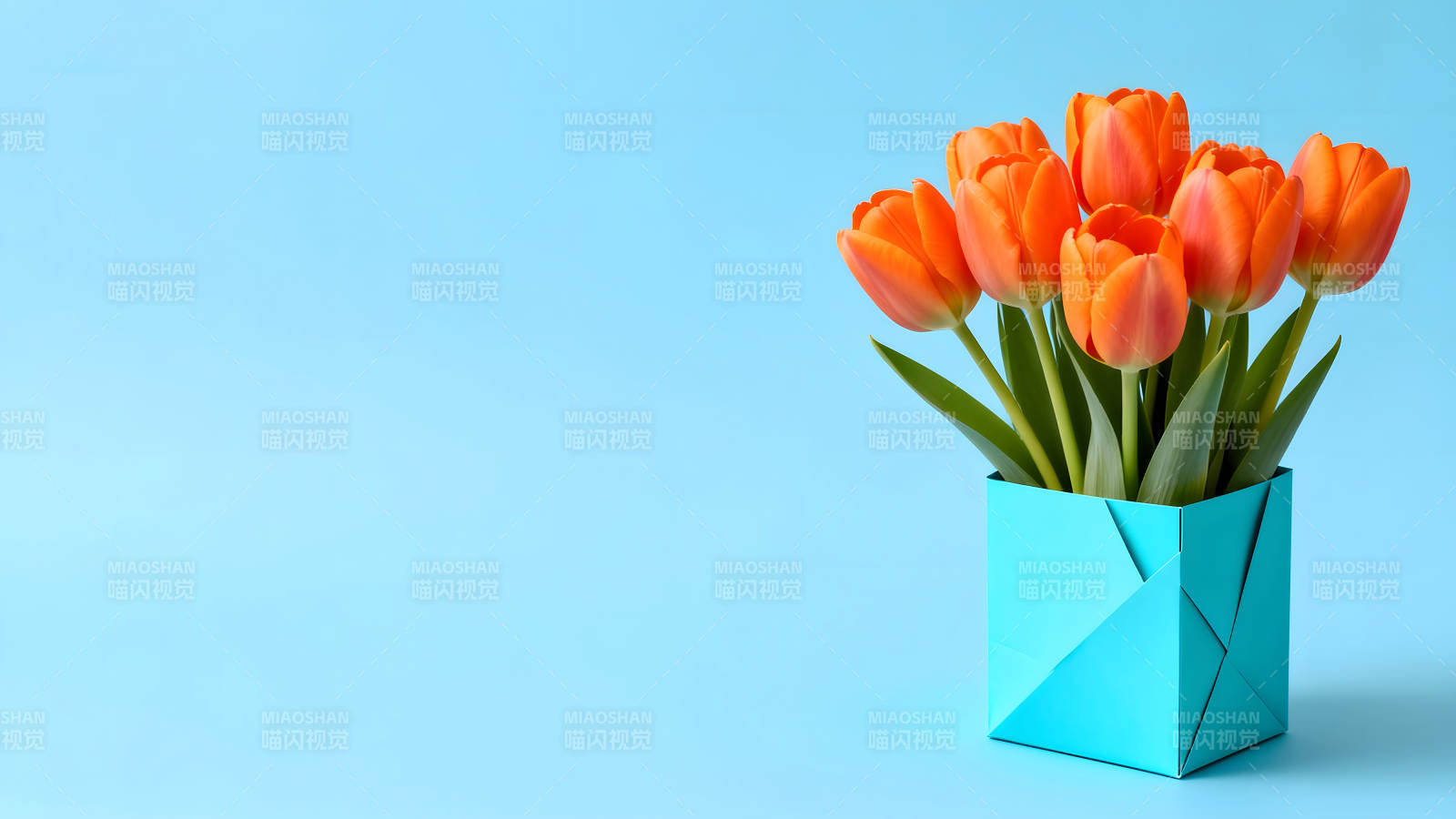 橙色郁金香插花蓝色背景简约风格图片