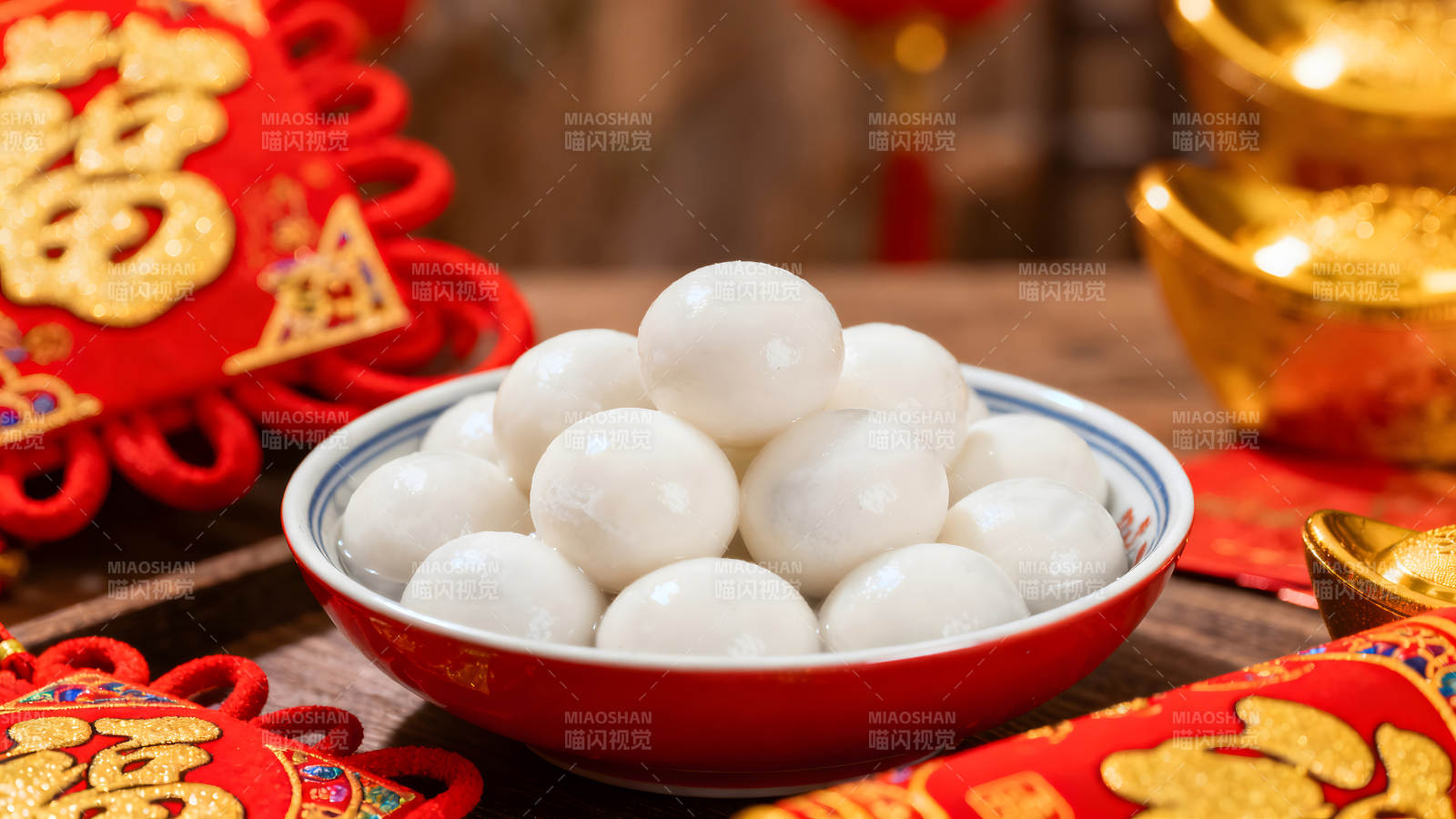 汤圆美食与节日氛围图片