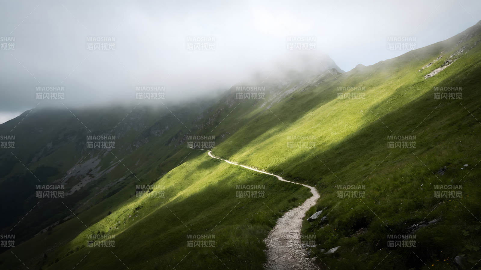 山间小径云雾缭绕光影交错图片