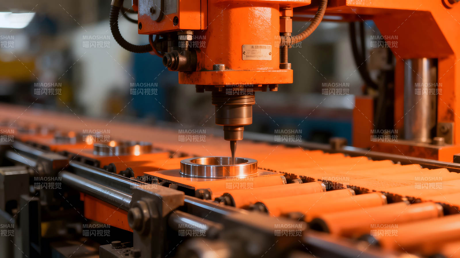 工业生产线上的金属加工图片