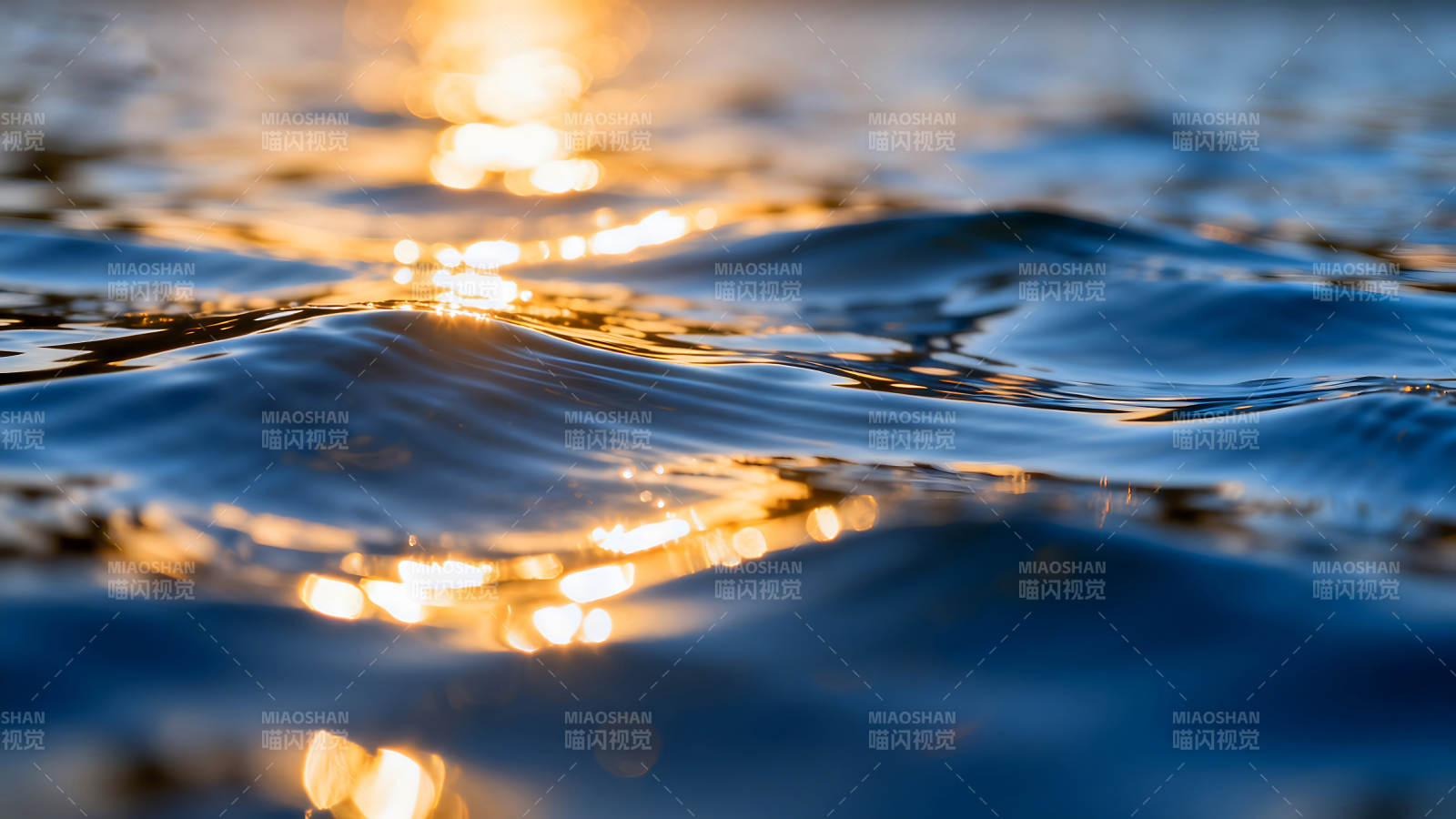 水面粼光闪耀光线绚烂景色迷人图片