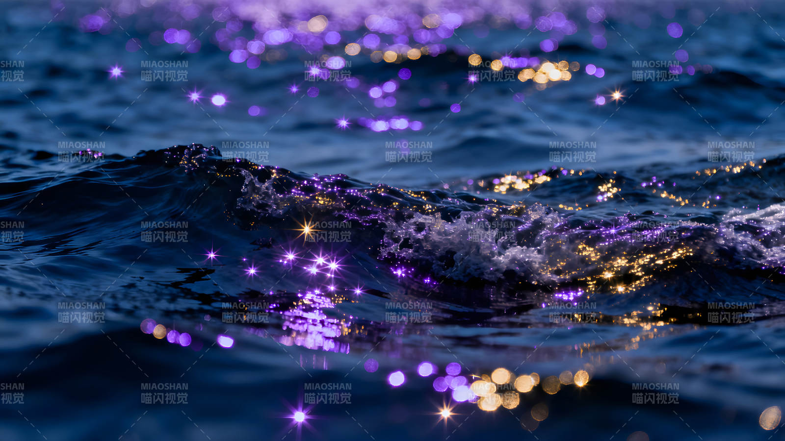 闪耀着星光的蓝色海水图片