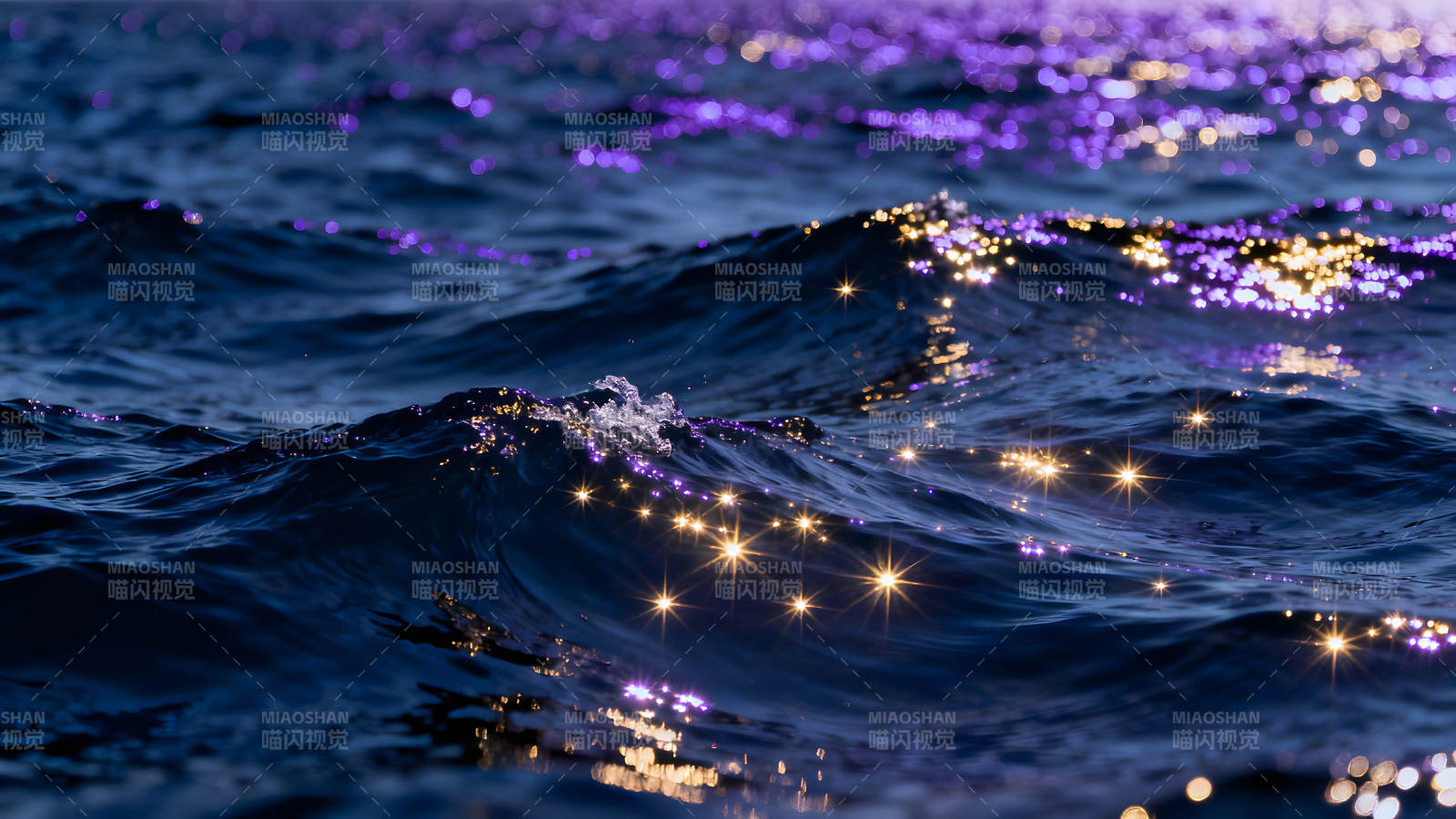 闪耀的波光粼粼的海水图片