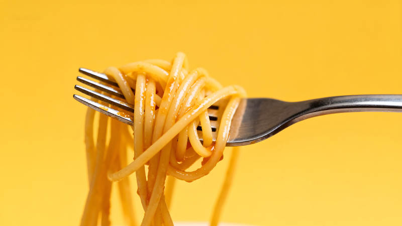 叉子上卷着美味的意面图片