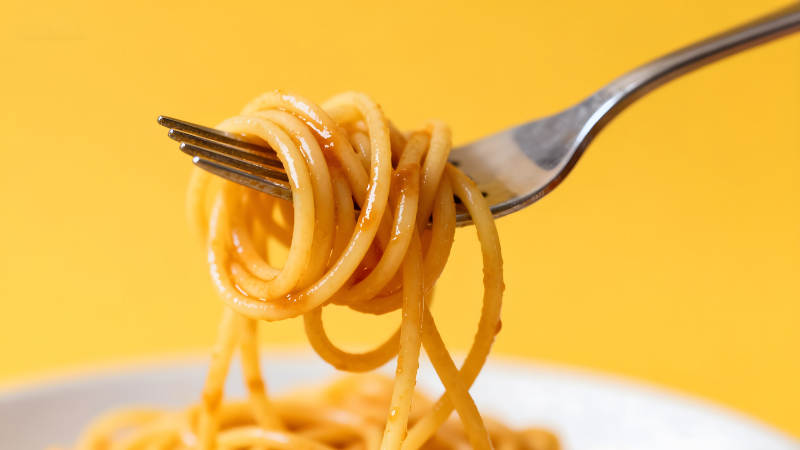 意面叉子特写图片