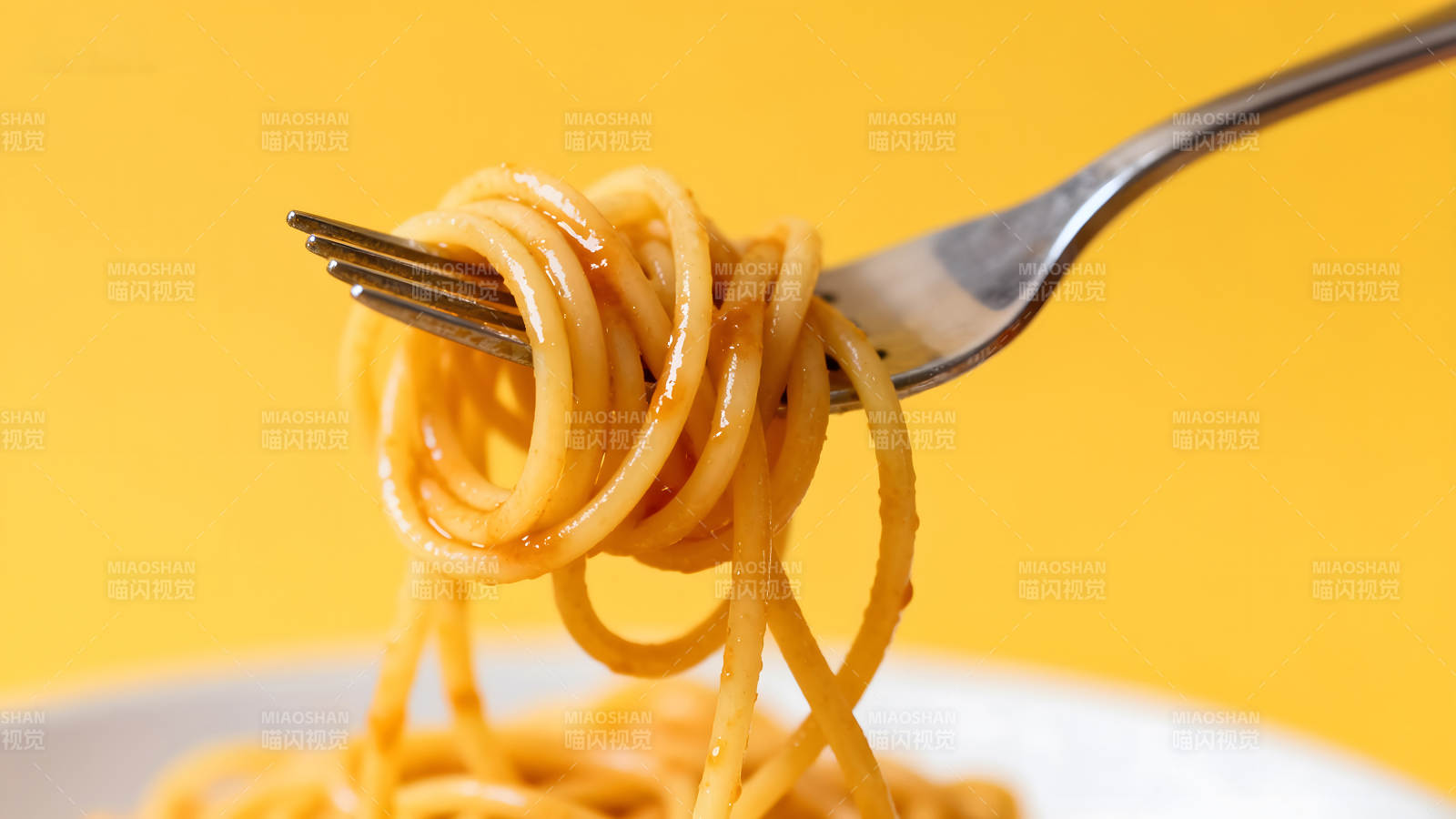 意面叉子特写图片