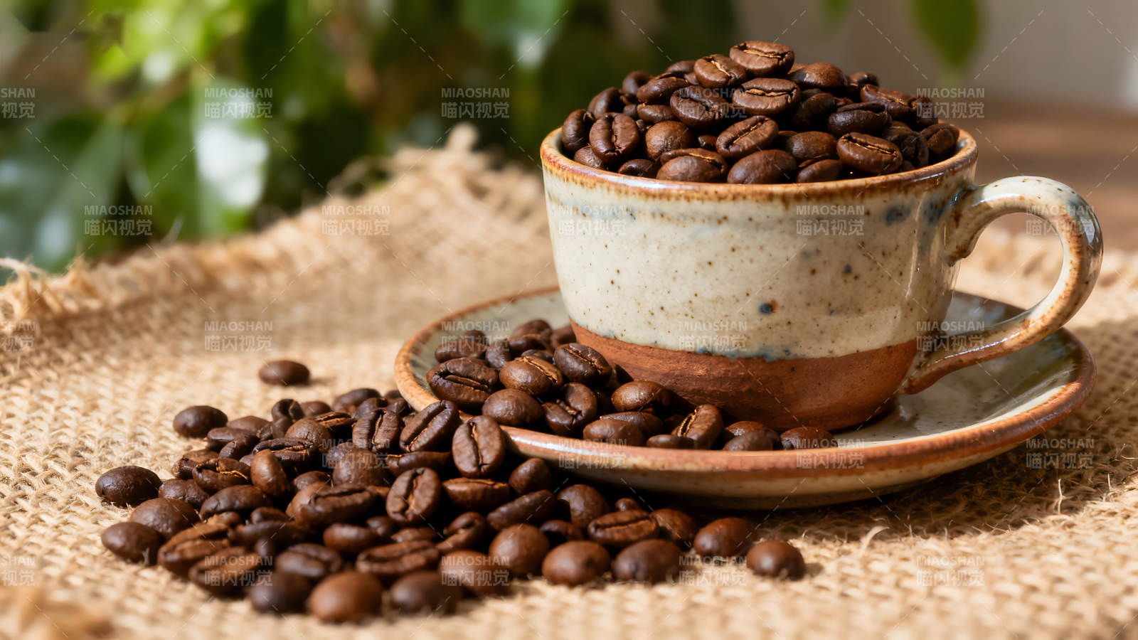 咖啡豆堆满瓷杯置于粗布之上图片