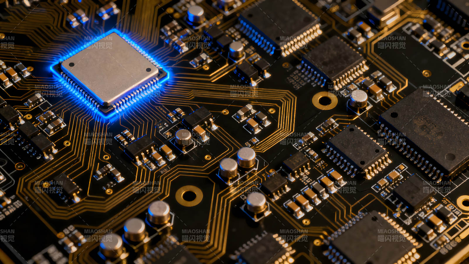 电路板特写芯片发光科技感十足图片
