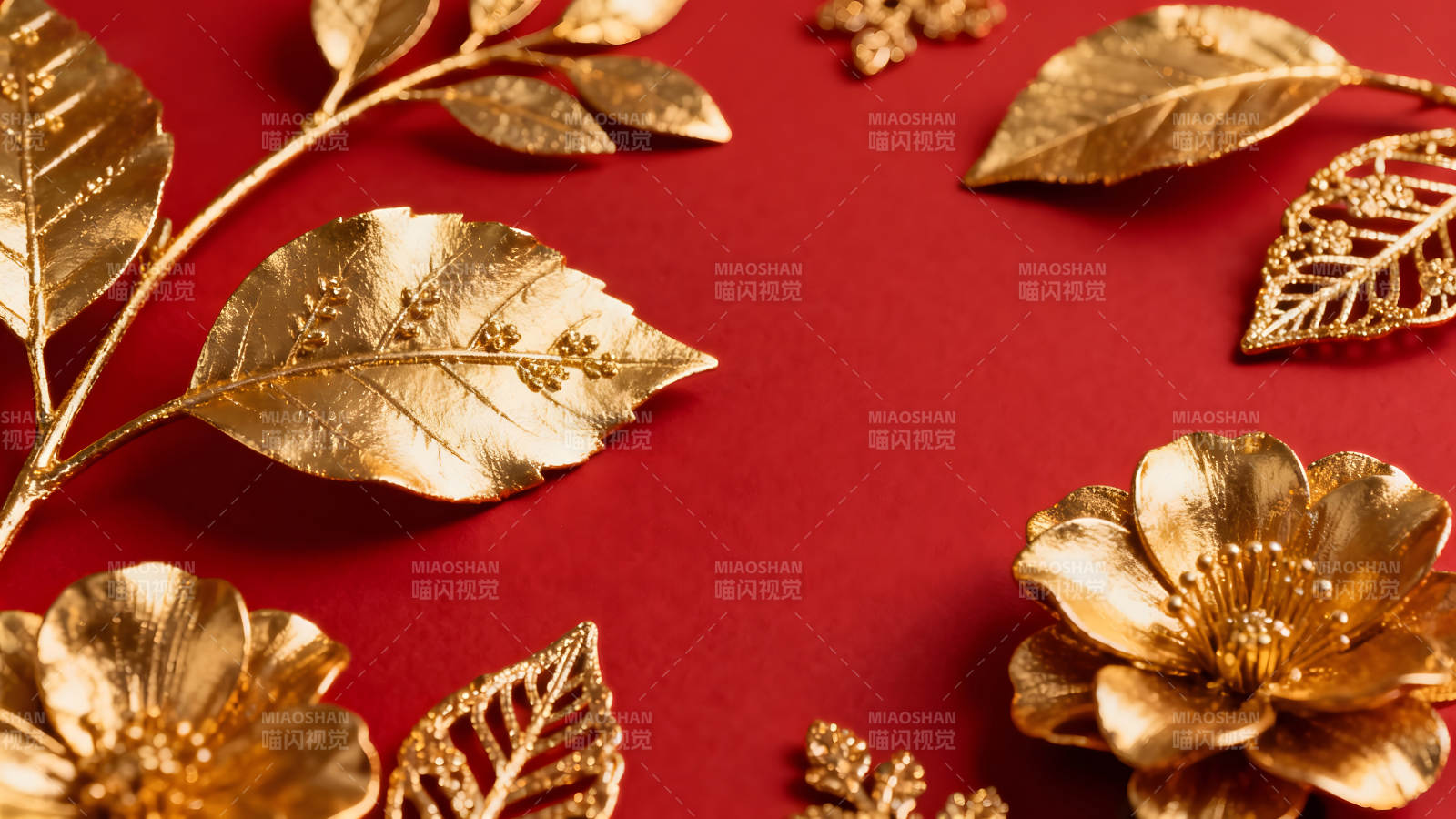 金色装饰点缀红色背景图片