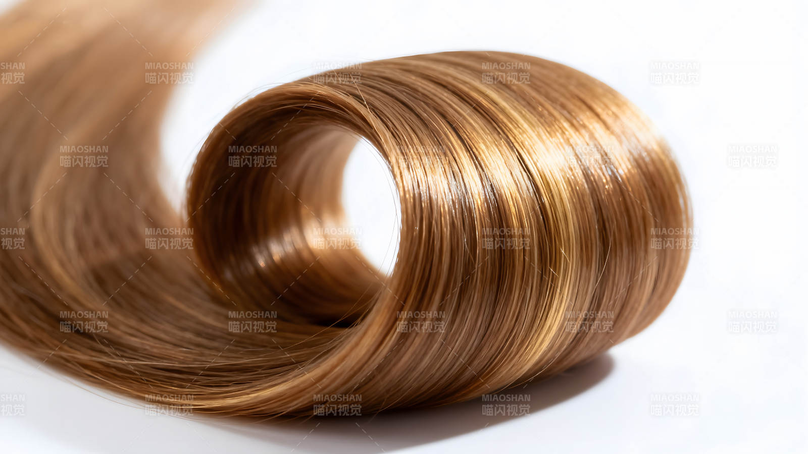 金棕色头发卷曲特写图片