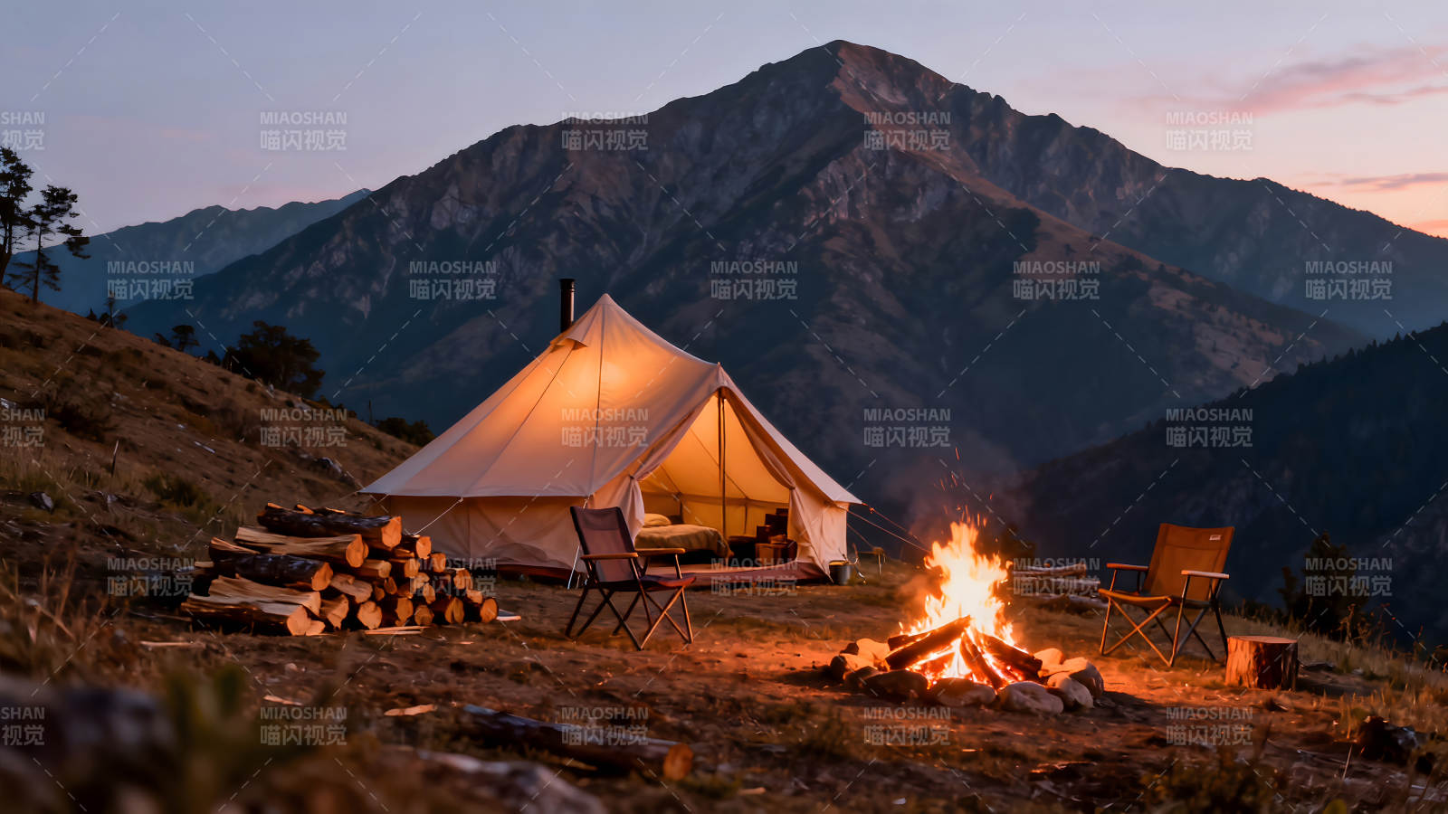 山间露营篝火温暖夜晚图片