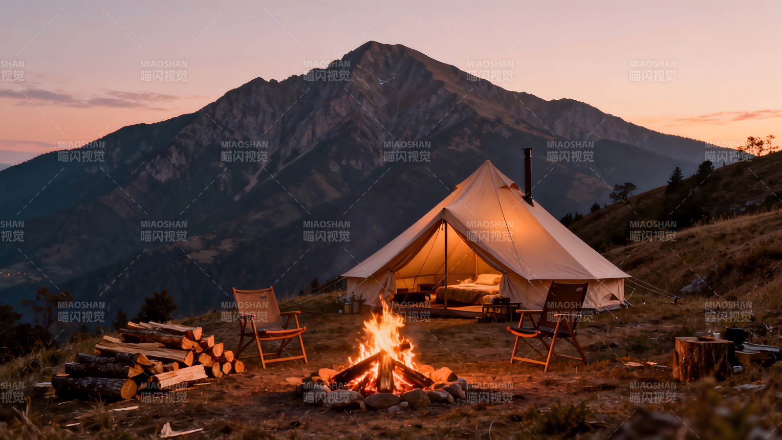 夜晚露营篝火点燃山间景色美好图片