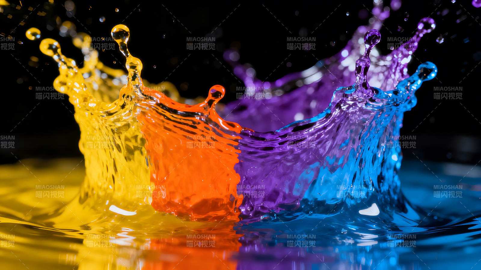 彩色的水溅跃在黑色背景下呈现图片