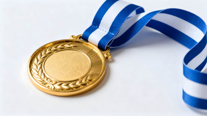 金牌配蓝白绶带象征荣誉图片