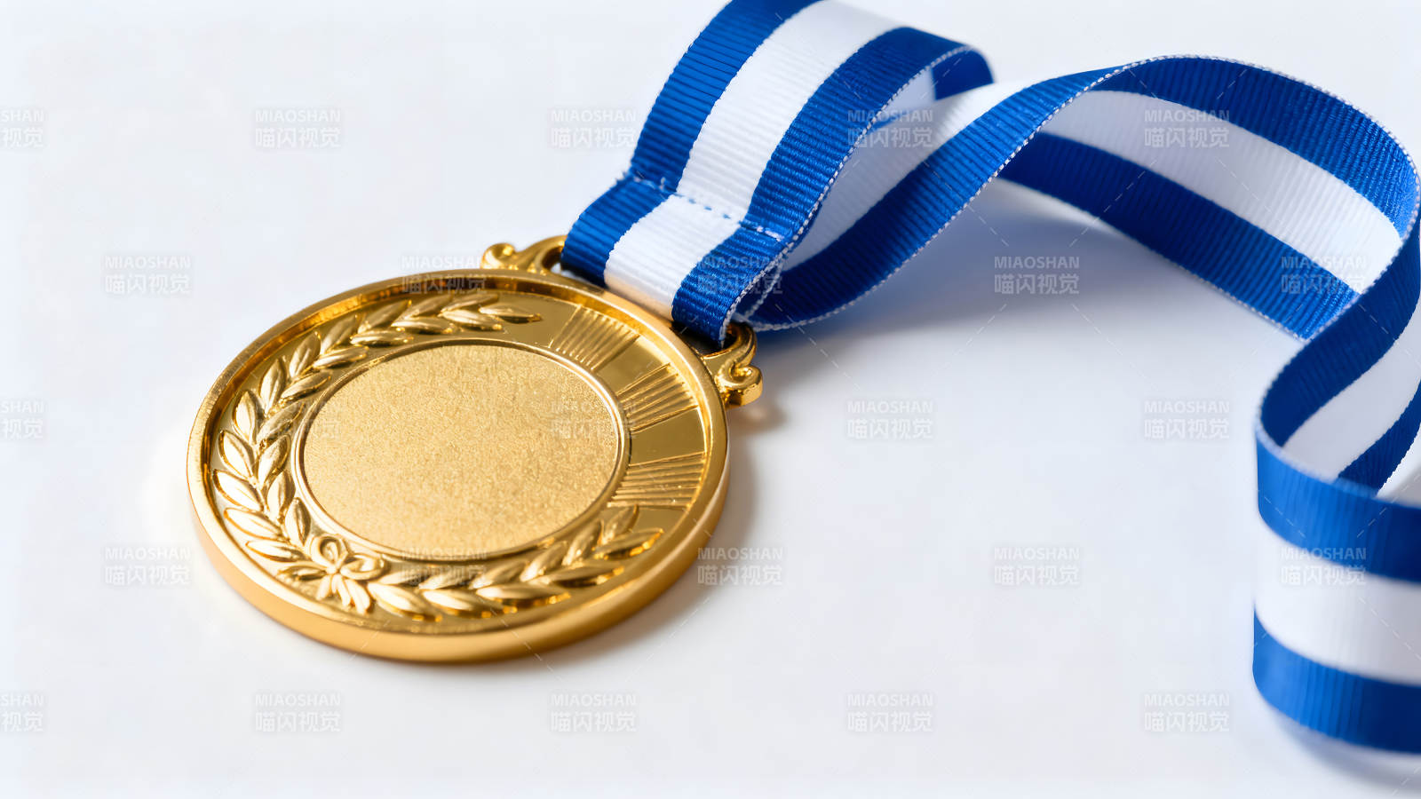 金牌配蓝白绶带象征荣誉图片