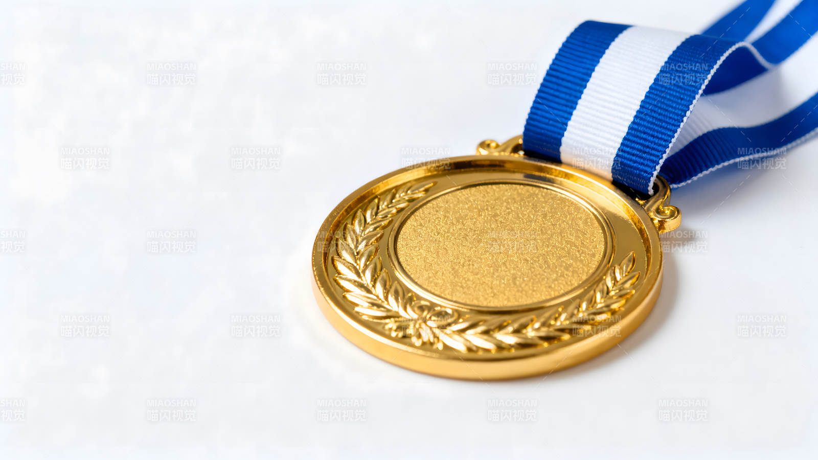 金色的奖牌配有蓝白色的缎带图片