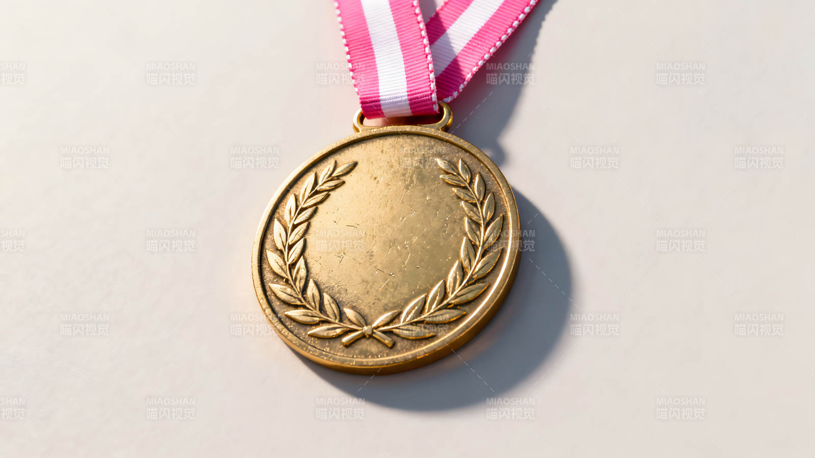金牌特写配粉白丝带图片