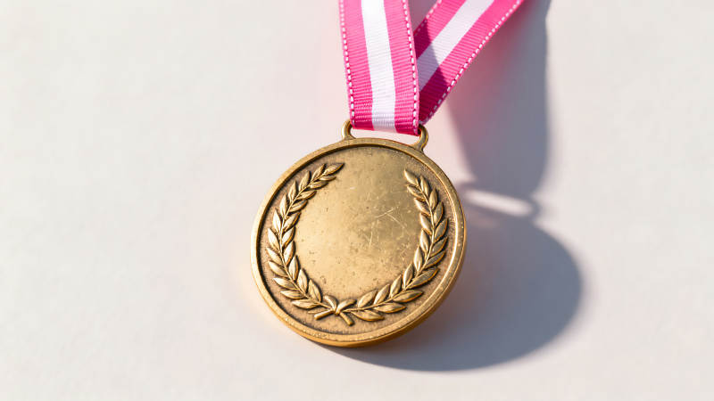 金质奖章悬挂粉白相间丝带图片