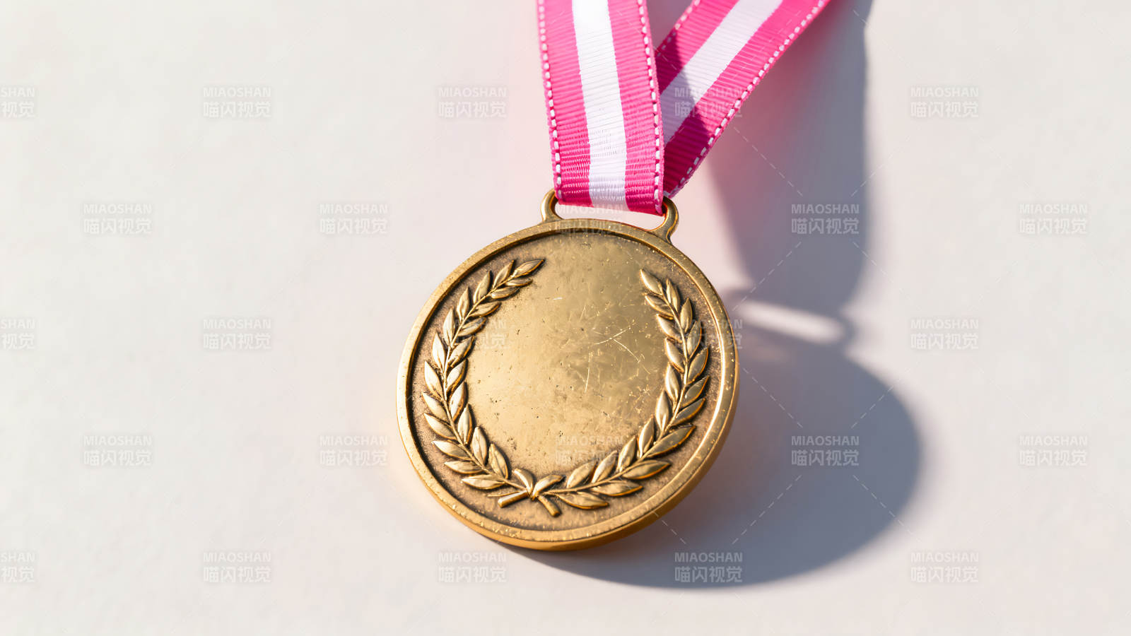 金质奖章悬挂粉白相间丝带图片