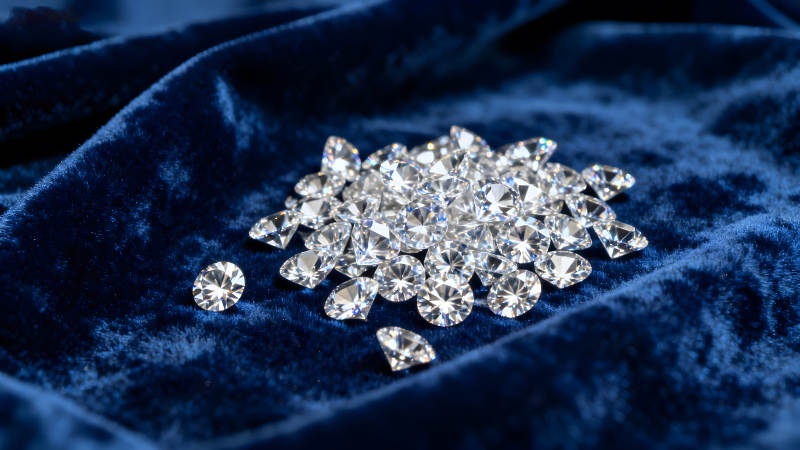 闪耀钻石蓝色绒布衬托奢华图片