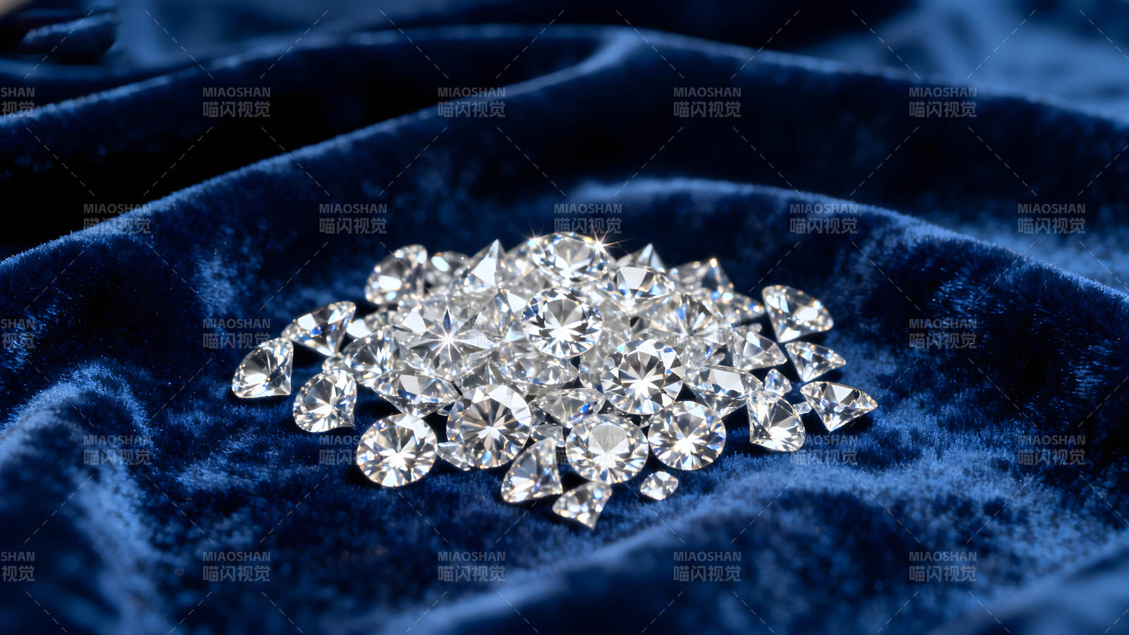 钻石闪耀在蓝色的天鹅绒上图片