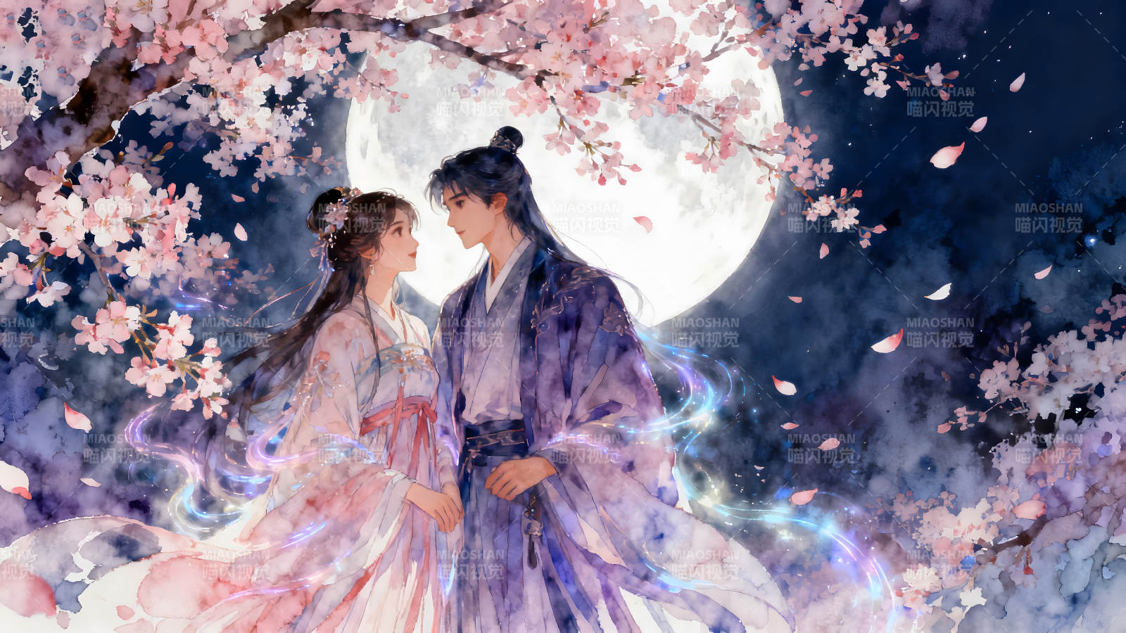 月下情侣樱花树下相依偎图片