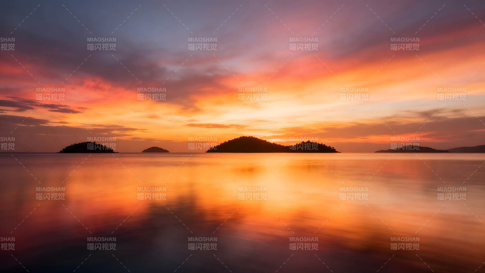 夕阳下的海岛与倒影美不胜收图片