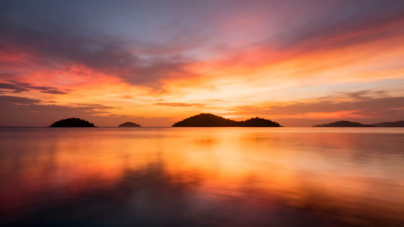 夕阳下的海岛与倒影美不胜收图片