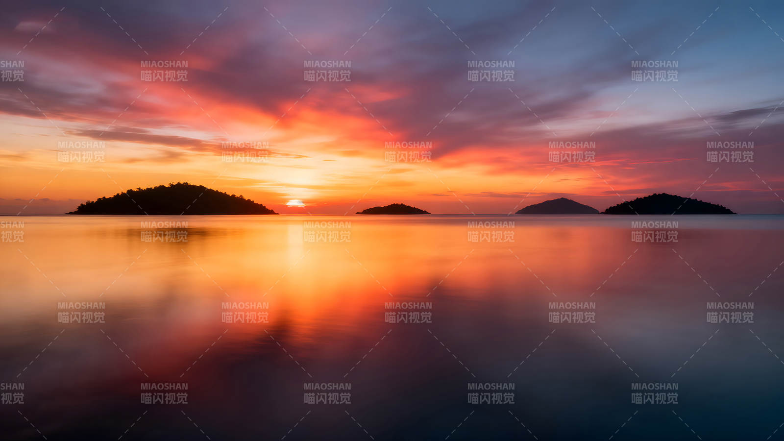 夕阳下的岛屿倒影宁静而壮丽图片