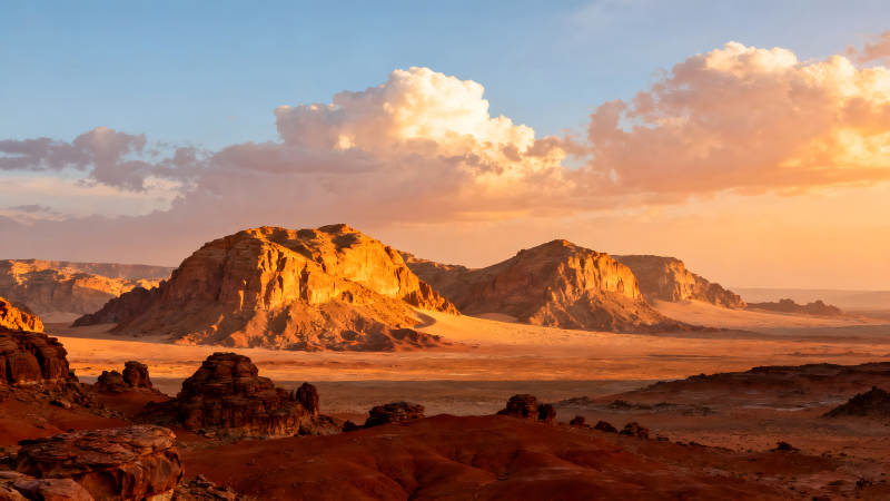 沙漠落日岩石云彩金光图片