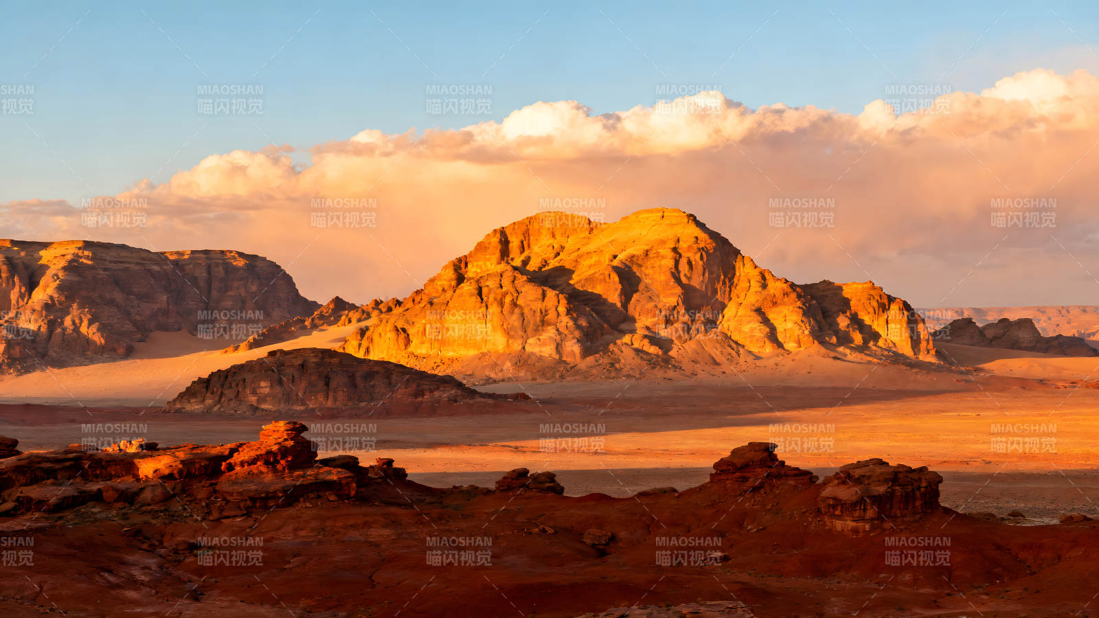 沙漠夕阳下岩石山脉风光景象图片