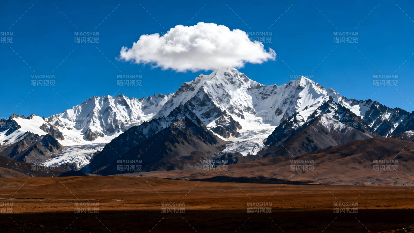 雪山蓝天下的云朵图片