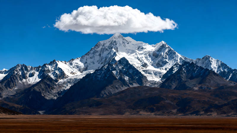 巍峨雪山下的云彩图片