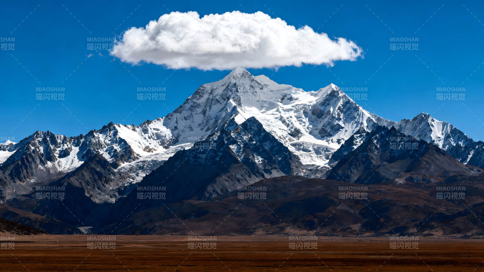 巍峨雪山下的云彩图片