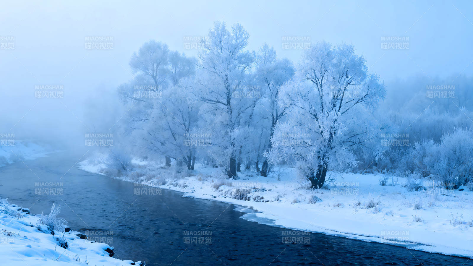 冬日河畔雾凇美景图片