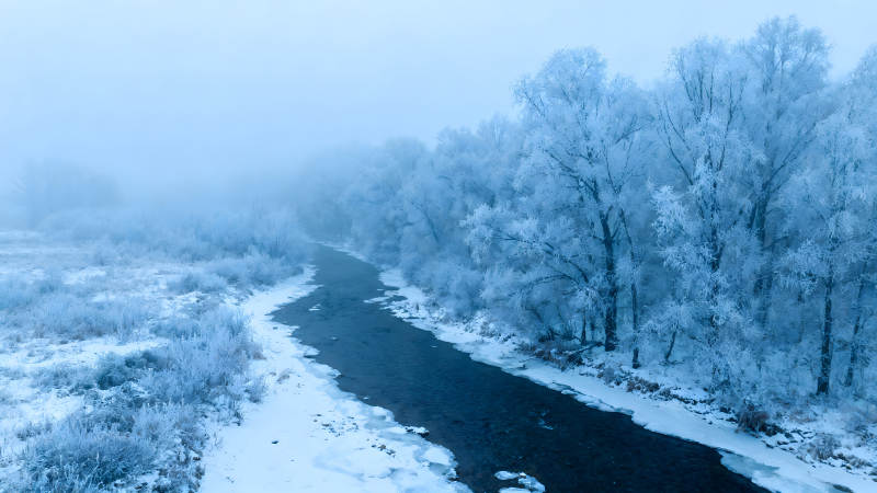 冬季河流雾气朦胧冰雪世界图片