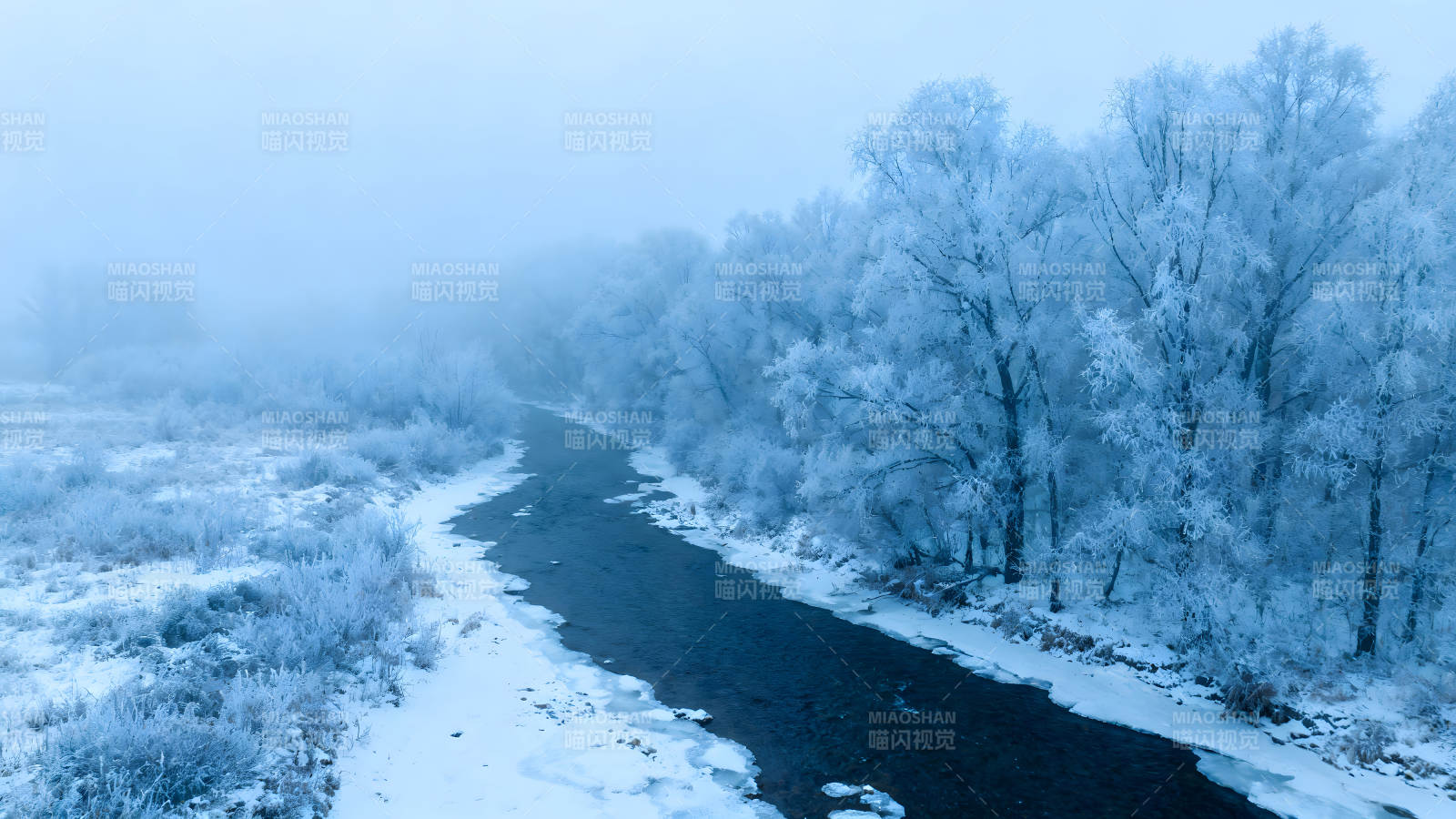 冬季河流雾气朦胧冰雪世界图片