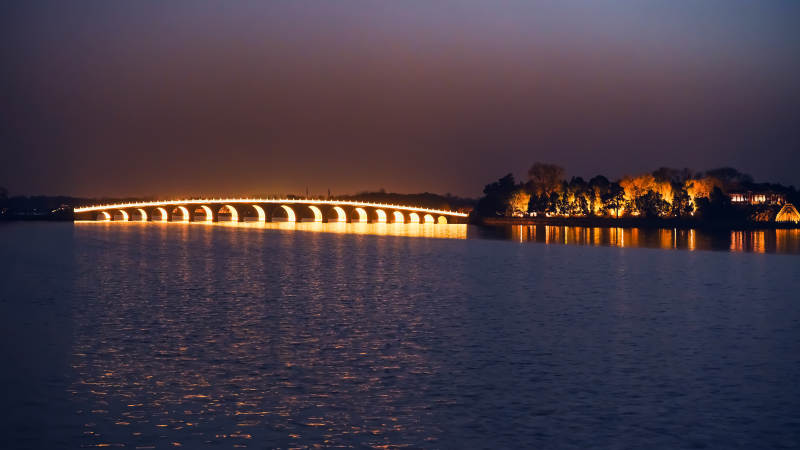 夜湖长桥灯火辉煌图片