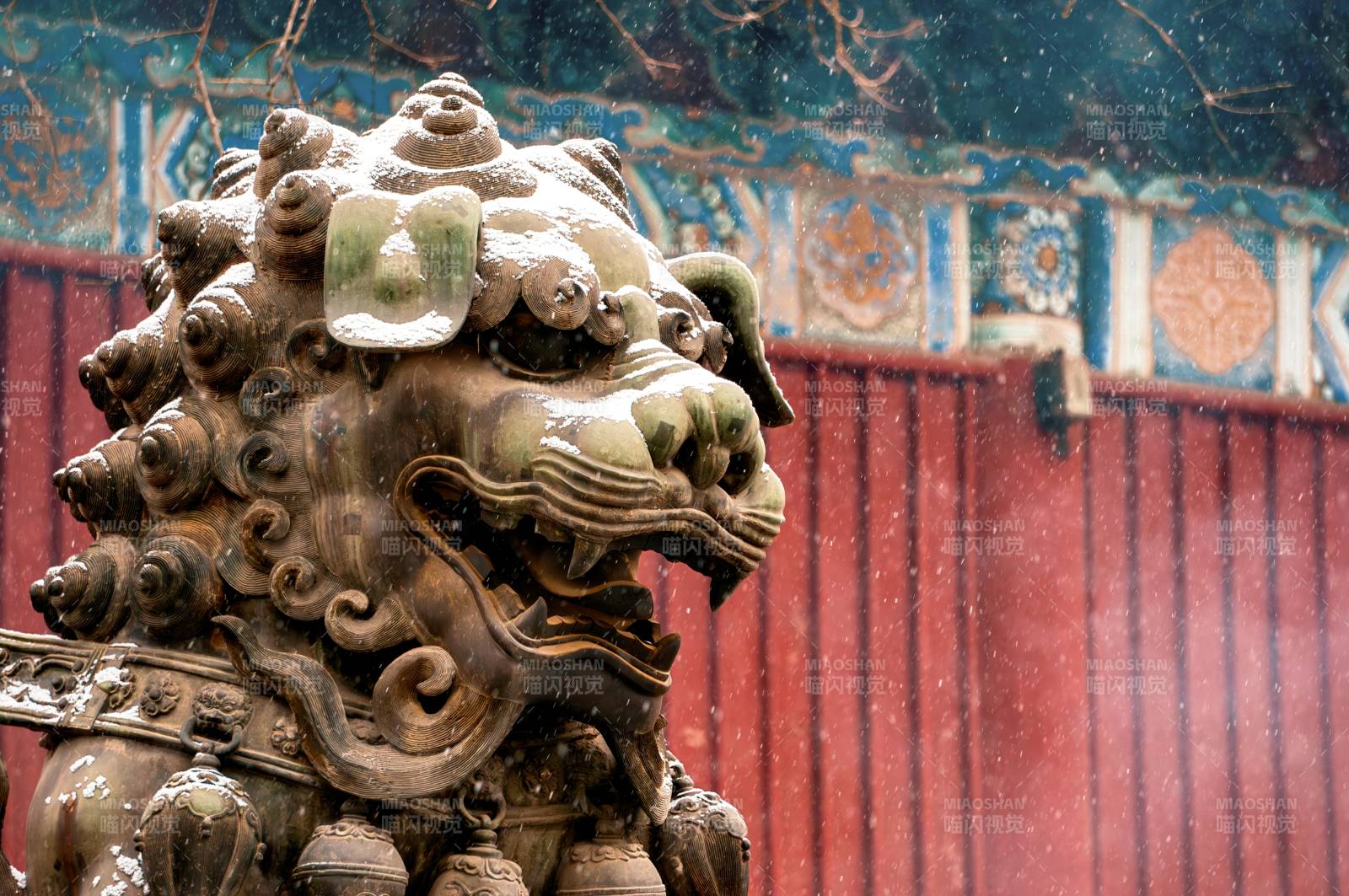 雪中石狮守庙门图片