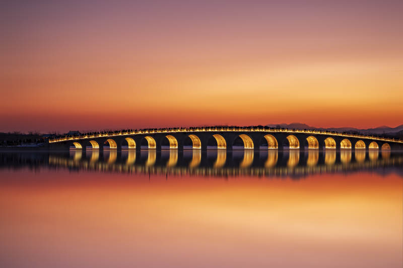 夕照拱桥倒影图片